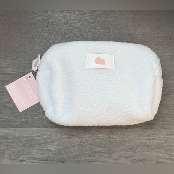 Ariana Grande Cloud Pink Mini Gift Set - Pouch & Scrunchies - Picture 1 of 3